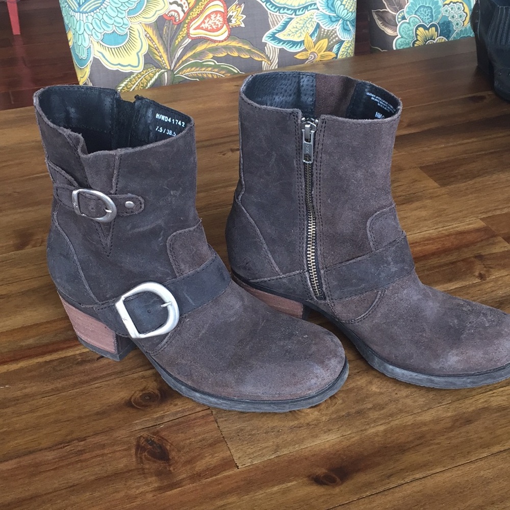 Adorable distress leather Born shorty boots